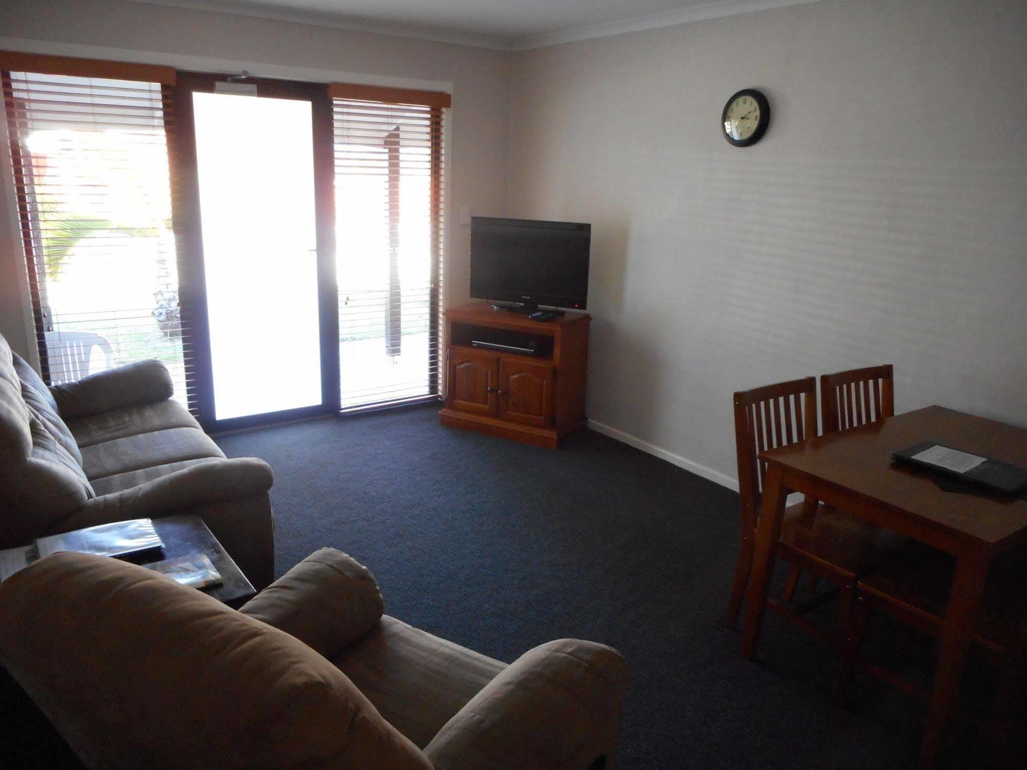 Hervey Bay Colonial Lodge Torquay Bagian luar foto